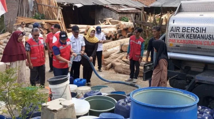 PMI Cilacap Salurkan 375 Ribu Liter Air Bersih untuk Warga Terdampak Kekeringan