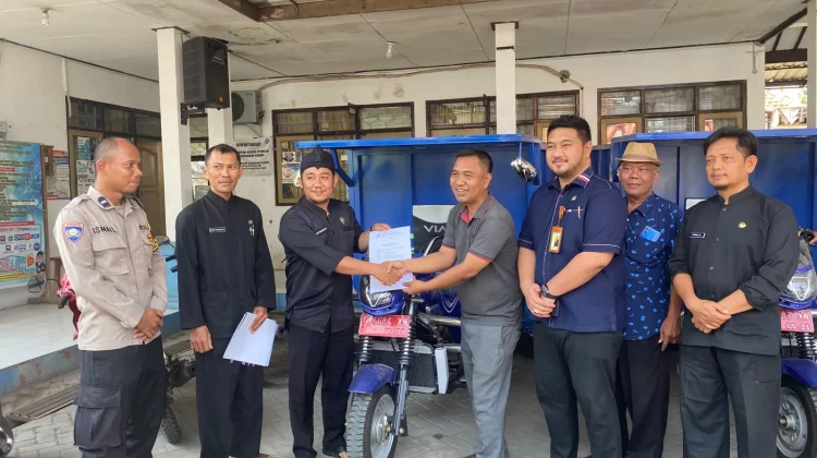 Anggota DPRD Kota Tegal Serahkan Bantuan Pokir Kendaraan Pengangkut Sampah