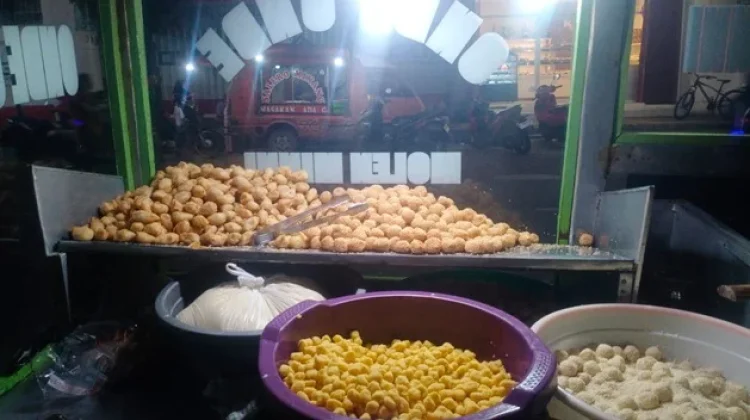 Onde-Onde Mini Jadi Penopang Ekonomi Warga Desa Tangkisan