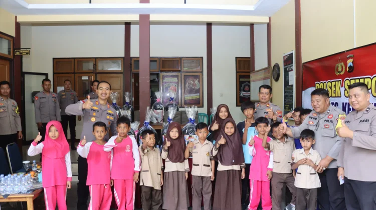 Kapolres Kebumen Bantu Perlengkapan Sekolah 15 Siswa di Sempor