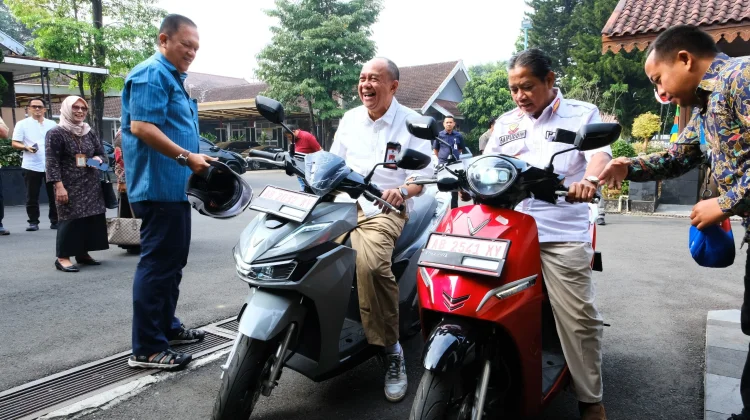 Pemkab Banyumas Siapkan 90 Motor Listrik untuk Kades dan Penilik Sekolah