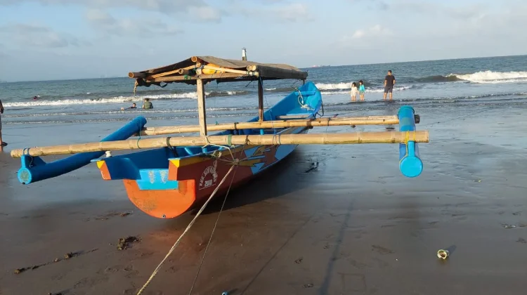 Melintas Laut, Andong Perahu Antar Wisatawan Nikmati Pantai Pasir Putih