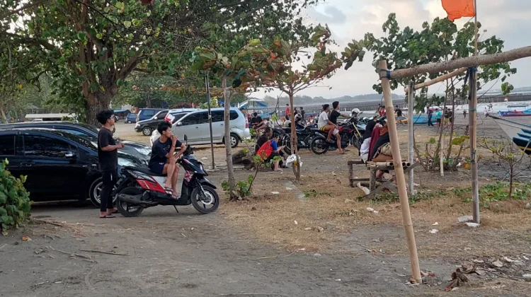 Pantai Teluk Penyu Jadi Pilihan Warga Habiskan Waktu Sabtu Sore