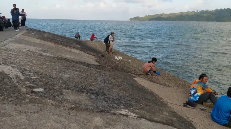 Bukan Sekedar Hobi, Memancing di Teluk Penyu Jadi Hiburan Akhir Pekan
