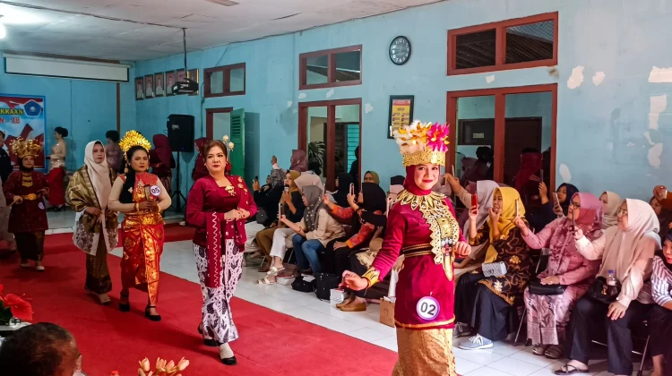 Fashion Show Busana Adat Nusantara Semarakkan HUT RI ke-81 di Karangnanas