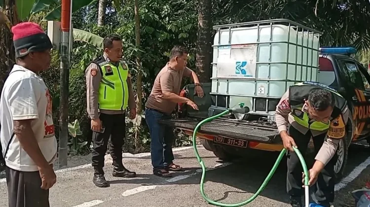 Polsek Bobotsari Salurkan 2.000 Liter Air Bersih untuk Warga Terdampak Kekeringan