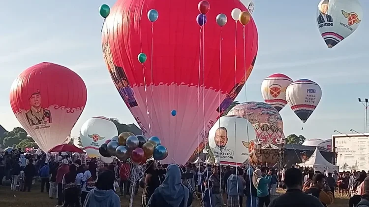 Puluhan Balon Udara Bergambar Program Prabowo Hiasi Langit Wonosobo