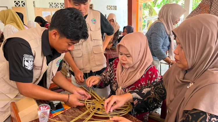 KKN 120 Weniswara: Lidi Kelapa di Mangunweni Disulap Jadi Piring Bernilai Ekonomi