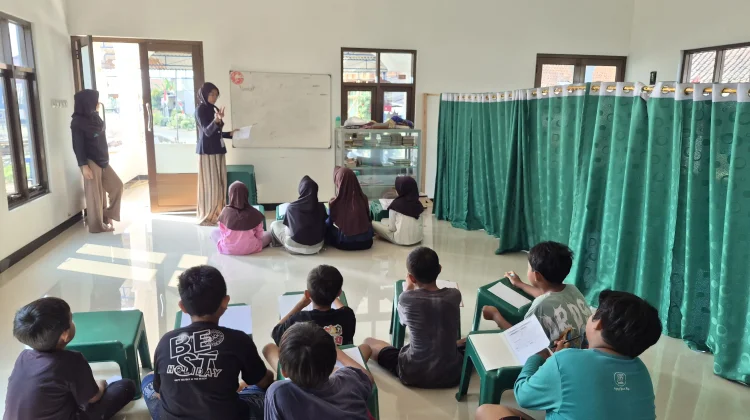 Mahasiswa KKN UNUGHA Cilacap Gelar Kelas Bahasa Inggris di Desa Mulyadadi