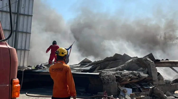 Timbunan Karet Hambat Pemadaman Gudang Brebes