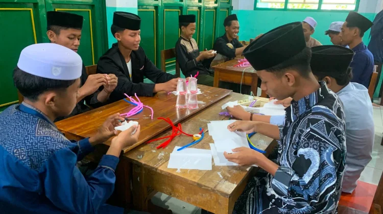 Mahasiswa KKN UIN Saizu Dorong Wirausaha Santri lewat Pelatihan Kerajinan Tangan