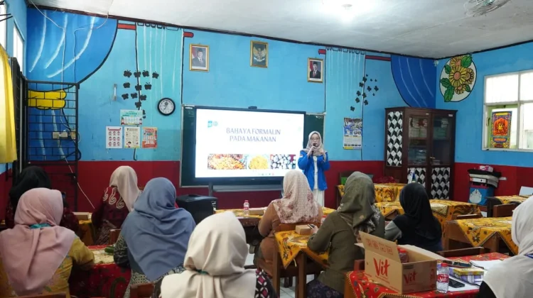 Mahasiswa UMP Edukasi Bahaya Formalin pada Makanan di SDN 2 Dukuhwaluh
