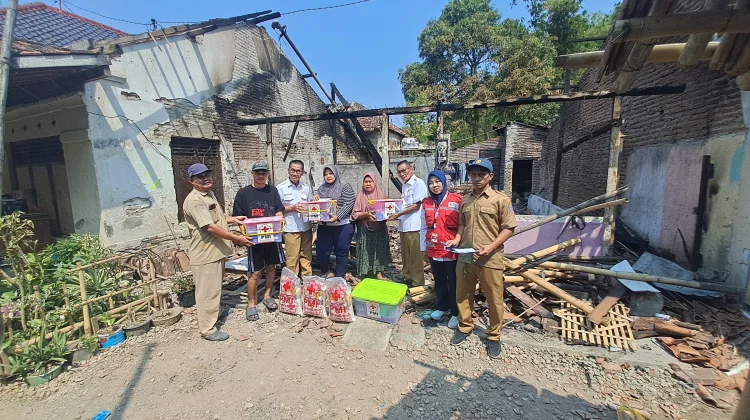 PMI Tegal Salurkan Bantuan untuk Tiga Keluarga Korban Kebakaran di Suradadi