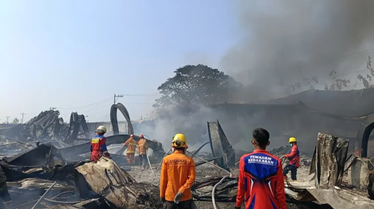 Api Gudang Limbah Sepatu Brebes Mulai Padam
