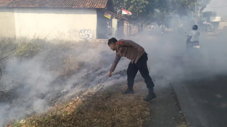 Polri dan Warga Padamkan Kebakaran Lahan Seluas 1.500 Meter Persegi di Dukuhwaru