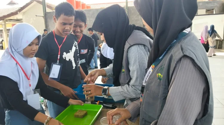 Mahasiswa KKN UIN Saizu Ajak Siswa Daur Ulang Botol Bekas