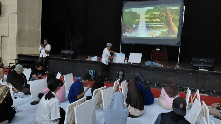Pelajar Banyumas Belajar Langsung Lukis Sokarajaan di Taman Budaya Soetedja