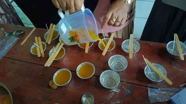 Mahasiswa KKN UIN Saizu Ubah Jelantah Jadi Lilin Aromaterapi