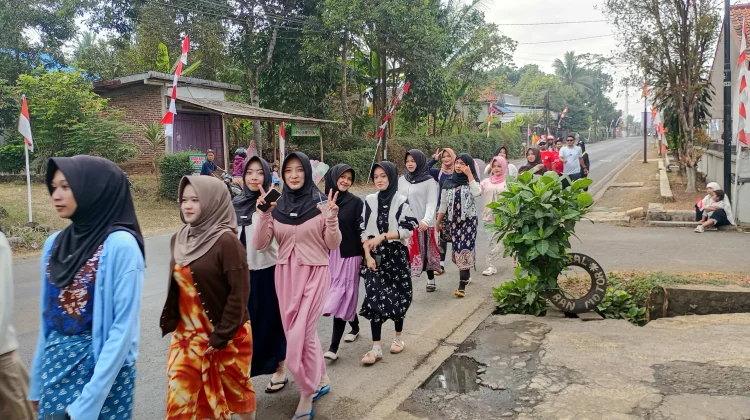 Ribuan Siswa SMKN 1 Kaligondang Meriahkan HUT RI dengan Karnaval Budaya