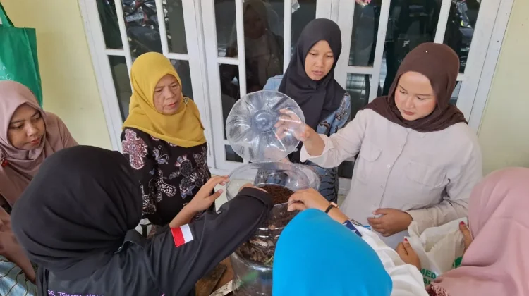 Kader PKK Banjarparakan Dilatih Olah Sampah Jadi Pupuk Organik Cair