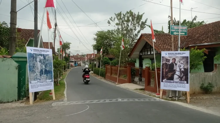 Poster Pahlawan Lokal Hiasi Jalan Desa Petambakan saat Pitulasan