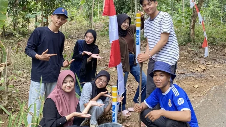 Tingkatkan Keamanan, Mahasiswa KKN UIN Saizu Pasang Reflektor di Jalan Desa