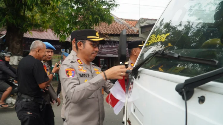 Kapolres Tegal Bersama PJU dan Personel Bagikan Bendera Merah Putih