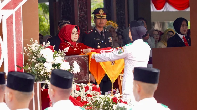 Bupati Kebumen Pimpin Upacara HUT ke-81 RI, Serahkan 115 Unit Alsintan
