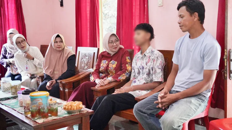 Bupati Kebumen Jenguk Pelajar Korban Perundungan di Kutowinangun