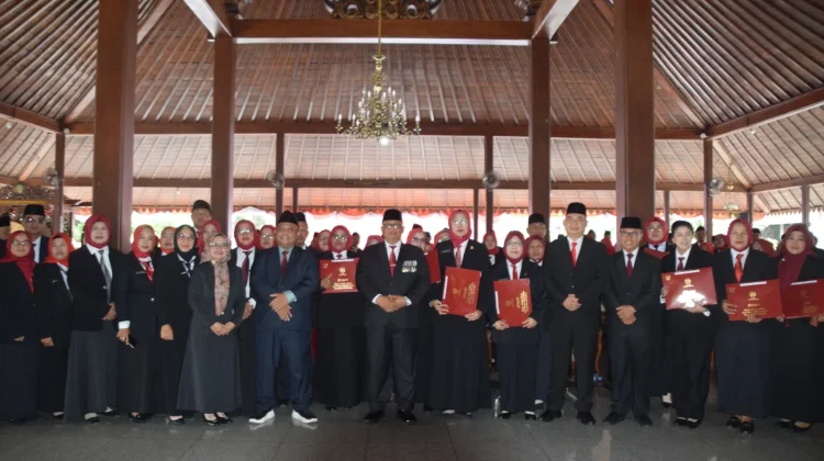 Sekda Banyumas Serahkan Tanda Kehormatan Satyalancana Karya Satya kepada 144 ASN