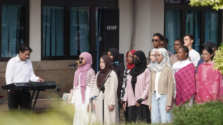Momen Haru “Tanah Airku” Dinyanyikan Mahasiswa Internasional UMP