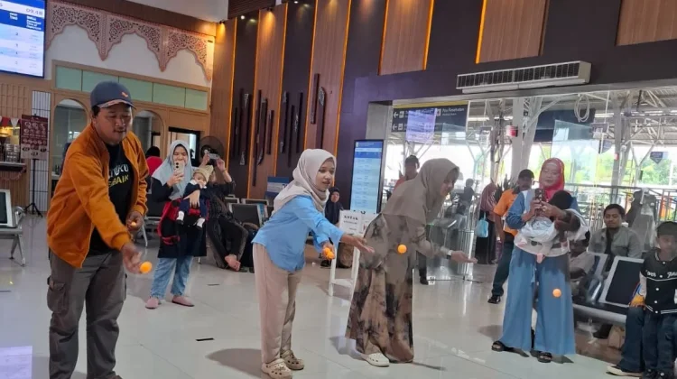 KAI Daop 5 Rayakan HUT Ke-81 RI Bersama Pelanggan