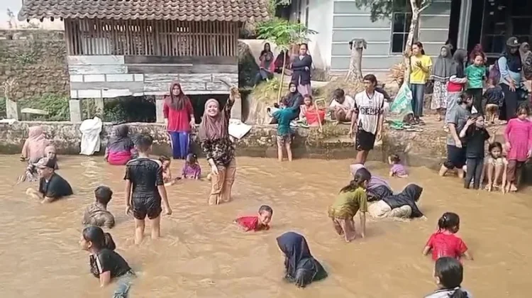 Lomba Parak Iwak Lele Warnai HUT RI ke-81 di Sayangan Banjarnegara