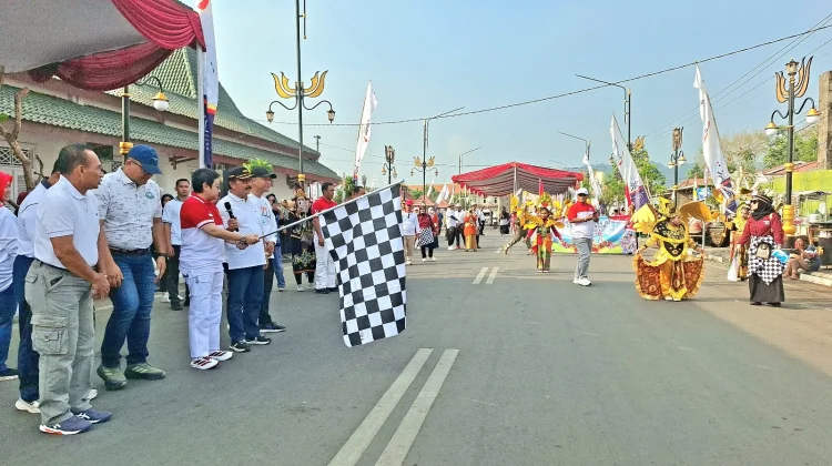 Ribuan Siswa di Cilacap Ikuti Karnaval HUT RI, Kenalkan Kekayaan Budaya Tanah Air
