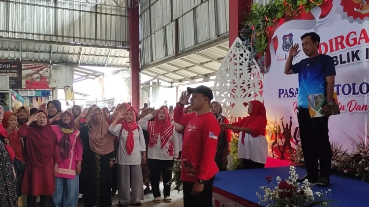 Sepinya Jual Beli Tak Surutkan Semangat Pedagang Pasar Martoloyo Peringati HUT RI