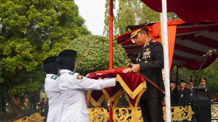 Kapolres Tegal Pimpin Upacara Penurunan Bendera HUT Ke-81 Kemerdekaan RI