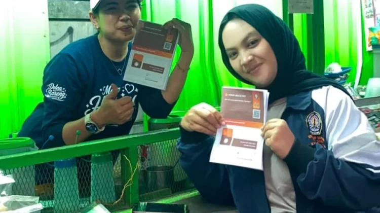 Mahasiswa KKN-T FH Undip Edukasi Pedagang Es Teh Kauman Kidul soal Sertifikat Halal