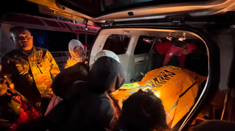 Tim SAR Gabungan Evakuasi Pendaki Jatuh di Kawah Gunung Slamet