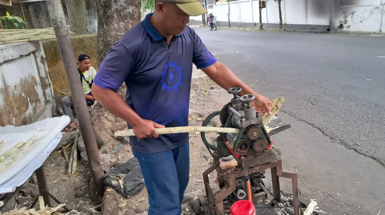 Es Tebu Murni Kaya Manfaat, namun Sepi Pembeli meski Cuaca Panas