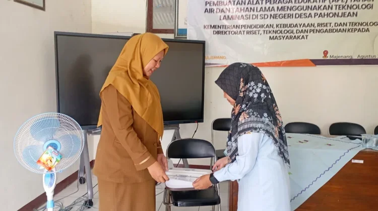 Dosen STKIP Majenang Bekali Guru Teknologi Laminasi