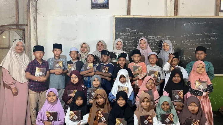 KKN UIN Saizu Bagikan 100 Al-Qur'an untuk TPQ di Desa Karangjati