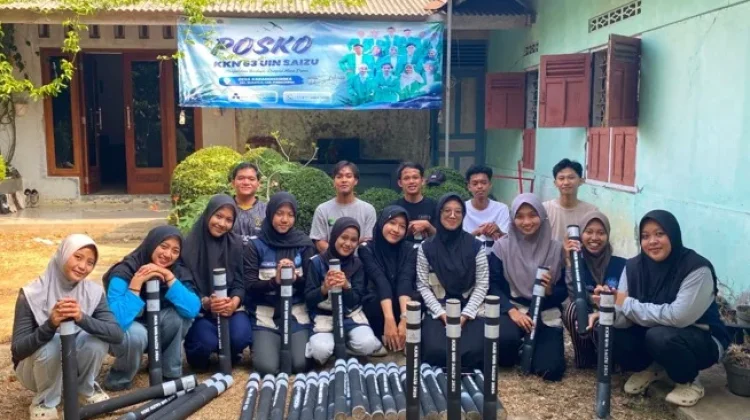 Peduli Keselamatan Warga, KKN UIN SAIZU Pasang Reflektor Jalan