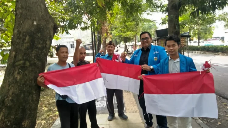 KNPI Kabupaten Tegal Bagikan Ratusan Bendera Merah Putih kepada Masyarakat