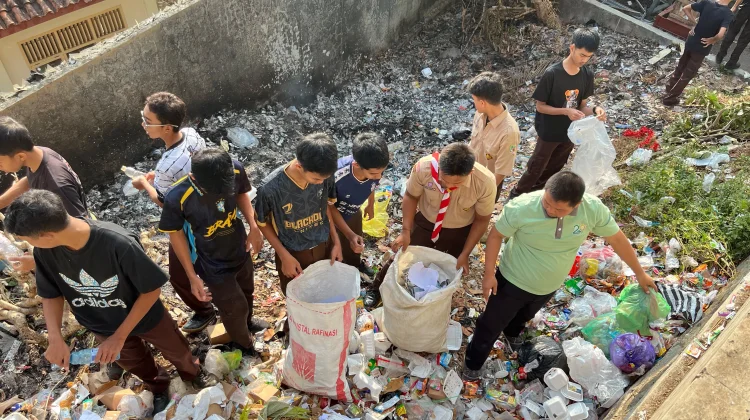 Jumat Bersih, Siswa SMAN 1 Sigaluh Bersihkan Sampah Plastik