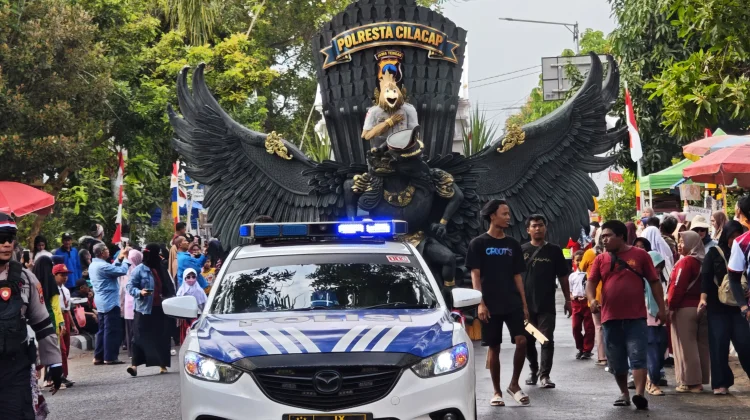 GARBHA Polresta Cilacap Meriahkan Karnaval Mobil Hias HUT ke-81 RI