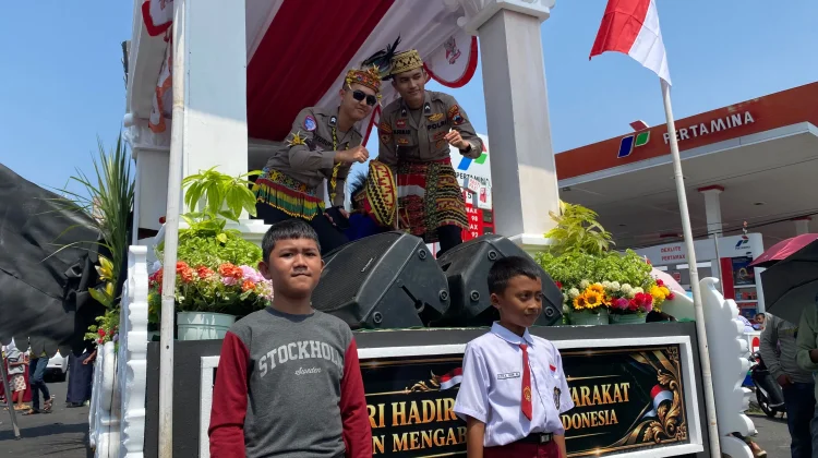GARBHA Polresta Cilacap Meriahkan Karnaval Mobil Hias HUT ke-81 RI