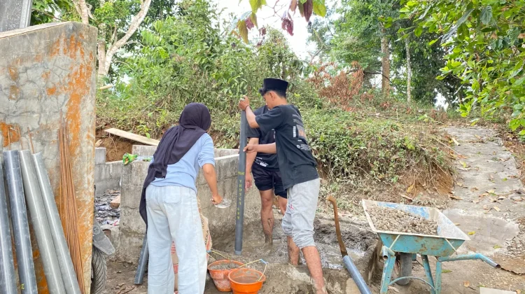 Kelompok KKN 17 UNUGHA Pasang 30 Reflektor Jalan di Desa Sumpinghayu