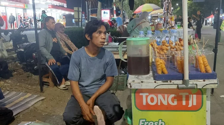 Tak Hanya Meriah, Pawai Kentongan HUT RI ke-81 Buka Peluang Rezeki Pedagang.
