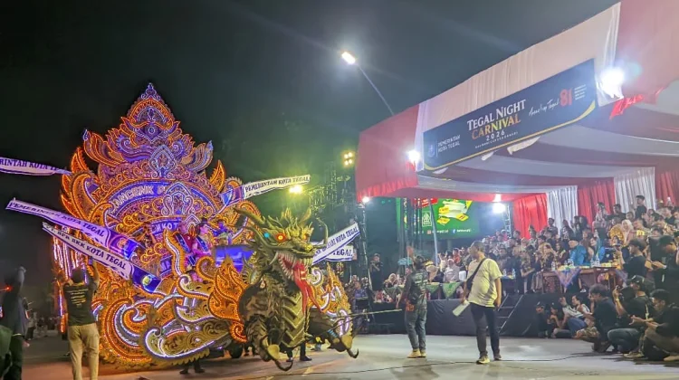 Kesenian Tong-Tong Madura Meriahkan Parade Tegal Night Carnival 2026