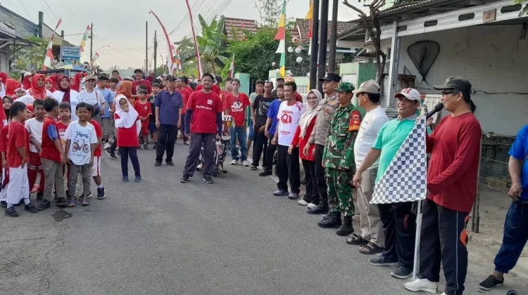 Semarak HUT RI ke-81, Jalan Sehat Warga RW 07 Karang Pucung Penuh Keceriaan